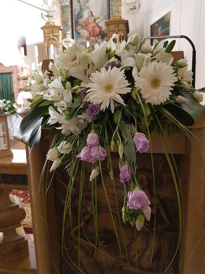 01 Allestimento Matrimonio Composizione Leggio Gerbere Bianche Lisianthus Viola Fioreria Bruseghini Besenello Trento